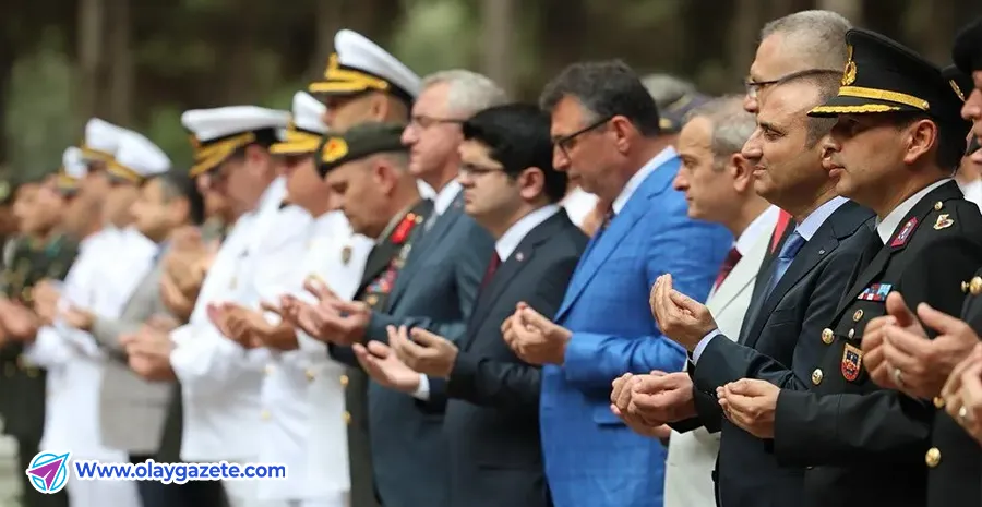  İSKENDERUN’DA 15 TEMMUZ ŞEHİTLERİ DUALARLA VE KARANFİLLERLE ANILDI