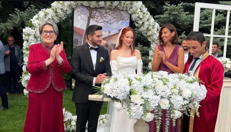 MERAL AKŞENER YENİ İMAJI İLE ORTAYA ÇIKTI