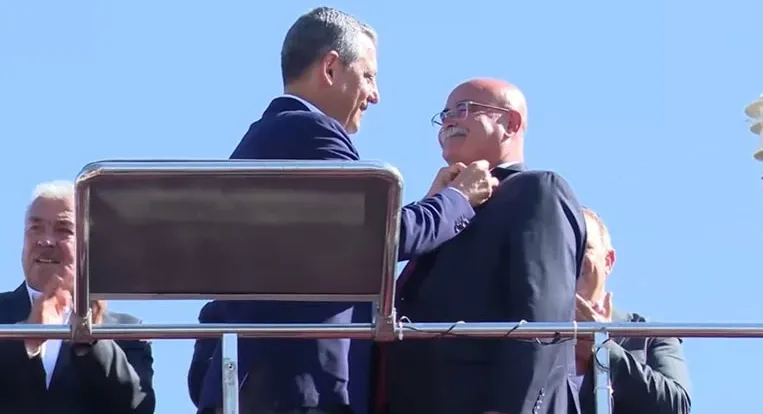 PARTİ ROZETİNİ ÖZGÜR ÖZEL TAKTI: MEMLEKET PARTİLİ BELEDİYE CHP