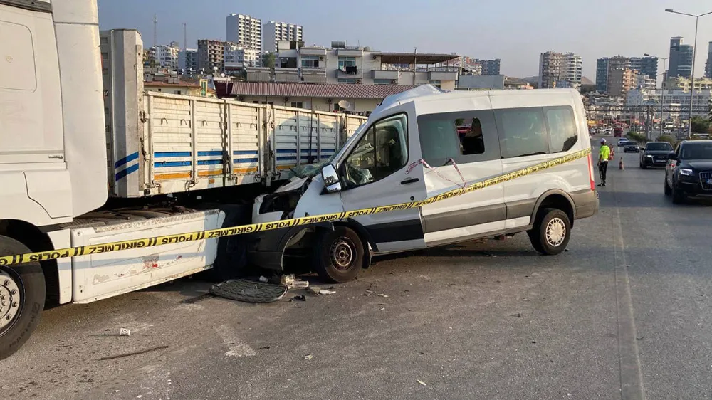 MERSİN’DE ÖĞRENCİLERİ TAŞIYAN MİNİBÜS TIR