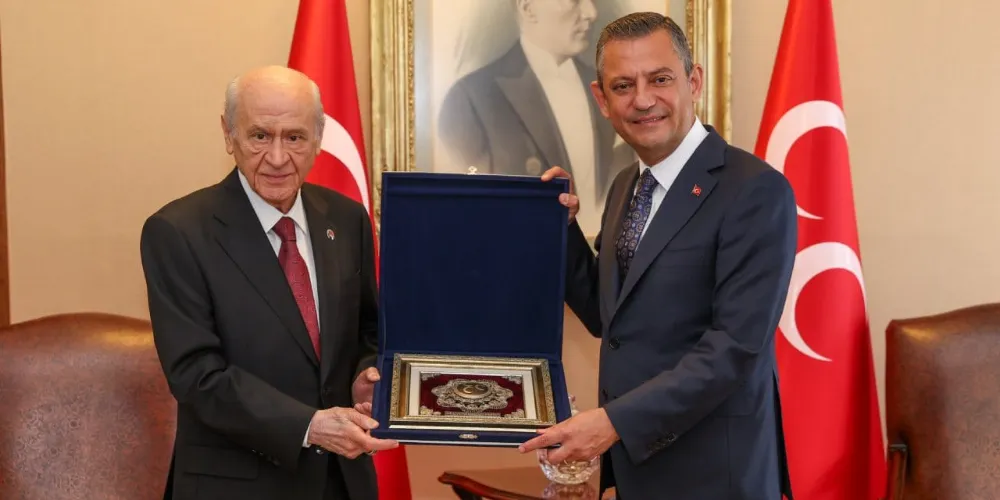 ÖZEL’DEN BAHÇELİ’YE AÇIK KAPI: AKP İLE YÜRÜMEZSE BİZLE YÜRÜR