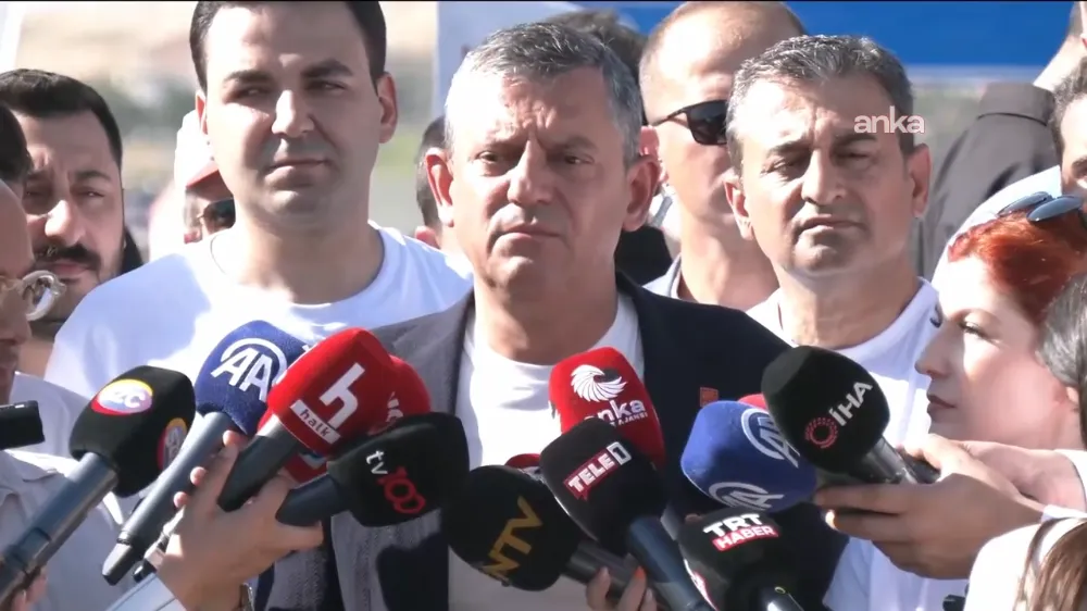 “SİLİVRİ YOLUNDA ADALET YÜRÜYÜŞÜ: CHP LİDERİ ÖZEL GENÇLERLE OMUZ OMUZA”