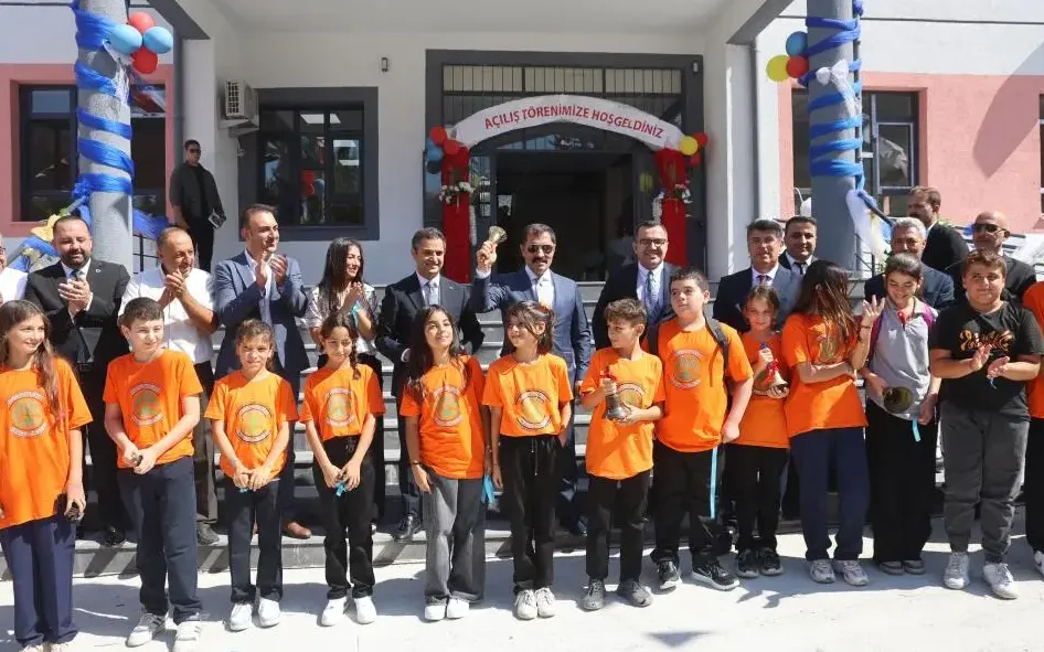 VALİ MASATLI İLK DERS ZİLİNİ ÇALDI, ÖĞRENCİLERLE HEYECANI PAYLAŞTI