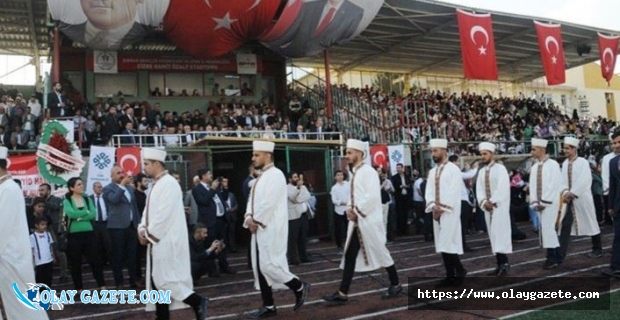 200 KİŞİNİN HAFIZLIK TÖRENİ STADYUMDA GERÇEKLEŞTİ