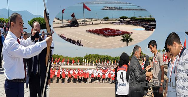 600 ÖĞRENCİDEN TÜRK BAYRAĞI KOREOGRAFİSİ