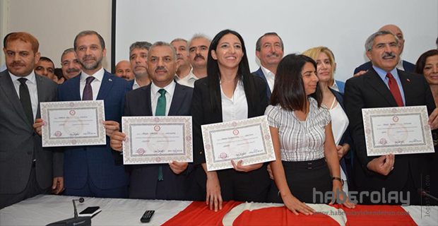 AK PARTİ HATAY MİLLETVEKİLLERİ MAZBATALARINI ALDI