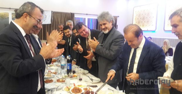 AKAD’IN DAYANIŞMA GECESİNDE ŞAHUTOĞLUNA DOĞUM GÜNÜ SÜRPRİZİ…