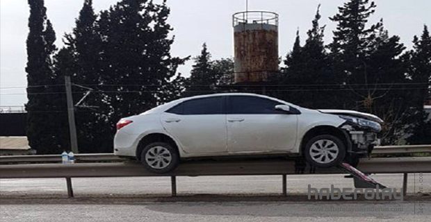 BARİYERLERİN ÜZERİNDE ASILI KALDI