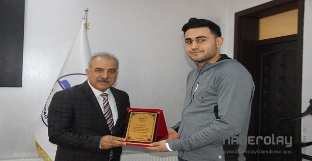 BAŞARILI SPORCUYA  TEŞEKKÜR PLAKETİ