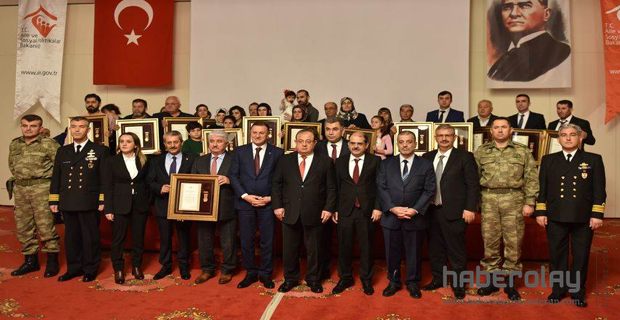 DEVLET ÖVÜNÇ MADALYASI VE BERATI TAKDİM TÖRENİ
