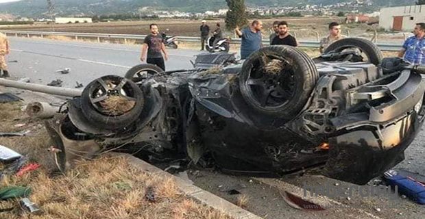Direğe çarpan otomobil devrildi