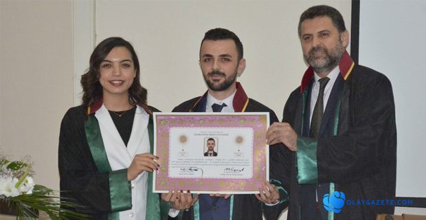 GENÇ AVUKAT CÜBBESİNİ GİYDİ 