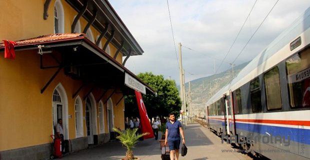 İskenderun Garı Hızlı Treni Bekliyor