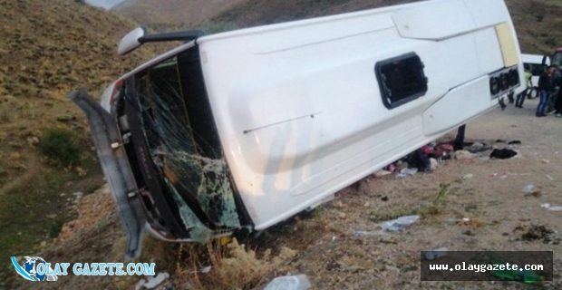 KURAN KURSU ÖĞRENCİLERİNİ TAŞIYAN MİDİBÜS DERE YATAĞINA DEVRİLDİ: 29 YARALI