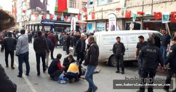 Minübüs seçim bürosuna daldı