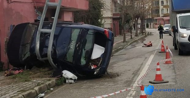 OTOMOBİL ELEKTRİK DİREĞİNE ÇARPTI: 5 YARALI