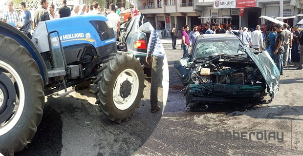 Otomobil Traktöre Çarptı: 2 Ağır Yaralı
