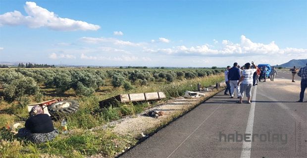 Otomobil Traktöre Çarptı