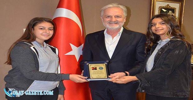 TİCARET VE SANAYİ ODASI ANADOLU LİSESİNDEN ANLAMLI PLAKET