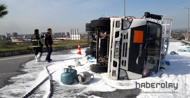 TÜP YÜKLÜ KAMYONET DEVRİLDİ