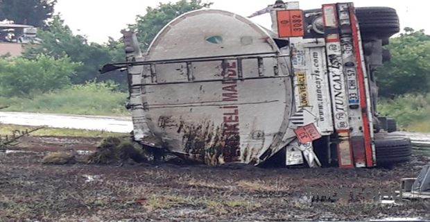 VİRAJI ALAMAYAN TANKER DEVRİLDİ